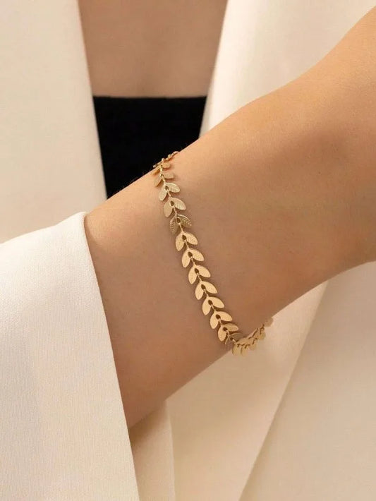 Classic Gold Bracelet – Elegant Gold-Finished Bangle for Women