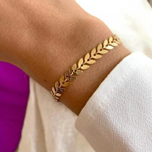 Classic Gold Bracelet – Elegant Gold-Finished Bangle for Women