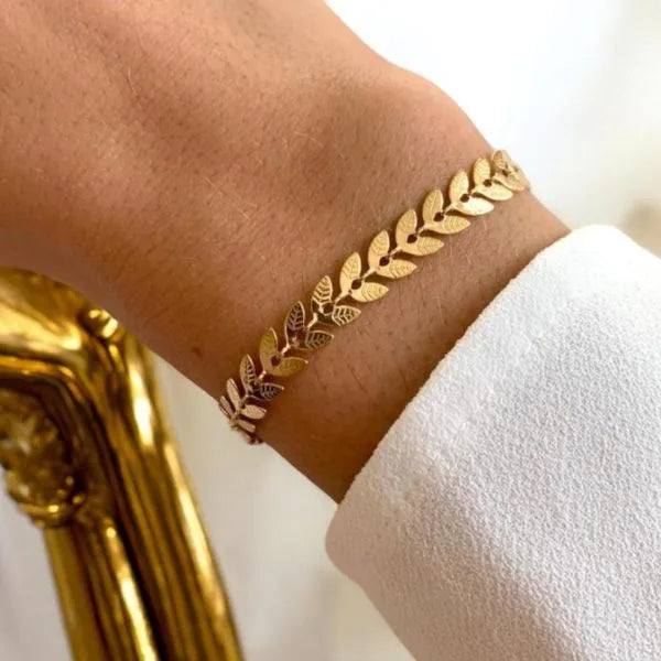 Classic Gold Bracelet – Elegant Gold-Finished Bangle for Women