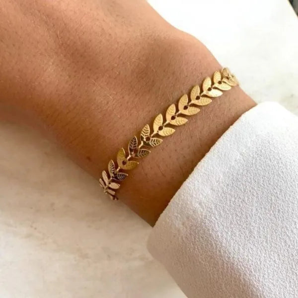 Classic Gold Bracelet – Elegant Gold-Finished Bangle for Women